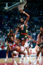 Bob Lanier Of The Milwaukee Bucks 1980 Basketball Photo 1