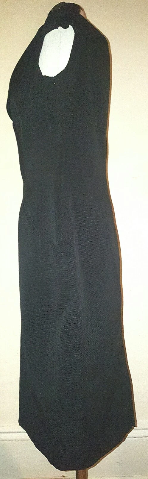 Abito Valentino smanicato profondo bottoni a V aderente davanti piccolo nero taglia 10