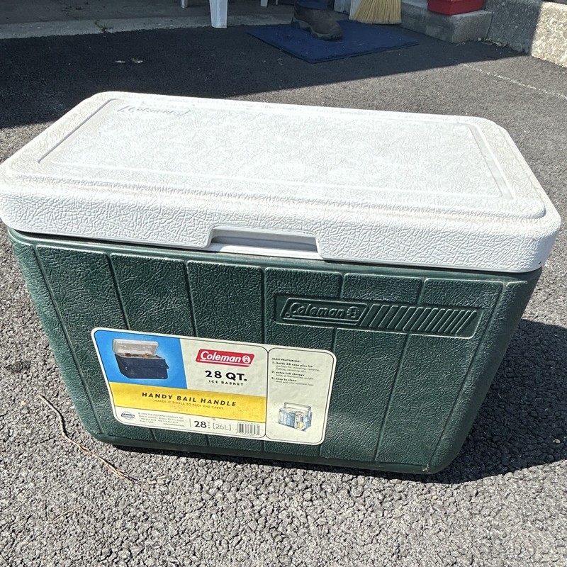 Coleman 28 Qt Green/White Ice Chest Cooler Bail Handle Holds 36 Cans Vintage