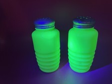 Jeannette Glass JADEITE Beehive Uranium Glass Salt & Pepper  Shaker Set VG++++