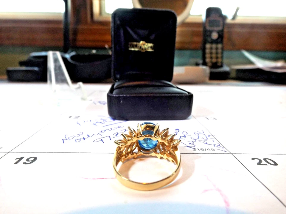 ANILLO ORO 14ct azul corte ovalado con diamantes cultivados en laboratorio Foto 2 de 4