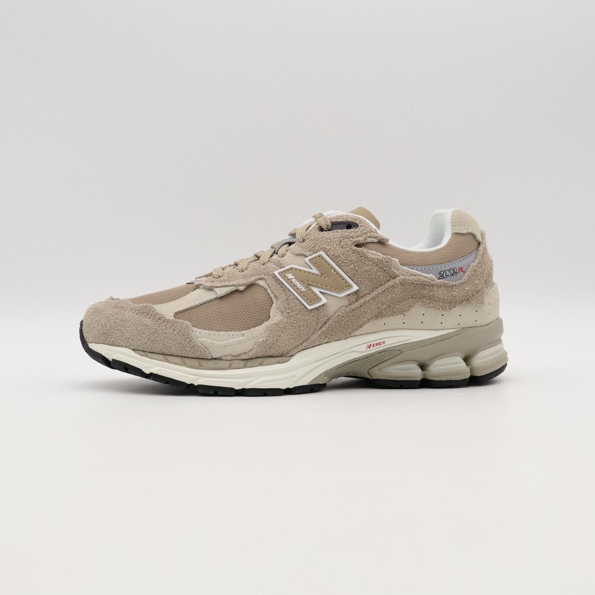 靴 New Balance 2002R Protection Pack \"Beige Official Look At The New Balance 2002R Protection Pack Driftwood