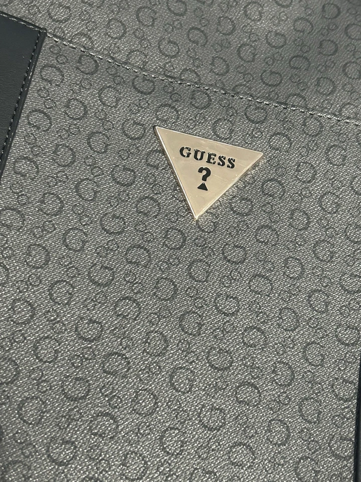 Mochila compacta cuadrada Guess 🎒🔥 Sin defectos Foto 2 de 4