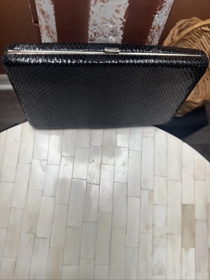 Bolsa de mão Nicole Lee EUA preta prata cravejada caixa sem alça 7,5”x4,5”x1” muito boa qualidade usado - Imagem 3 de 4