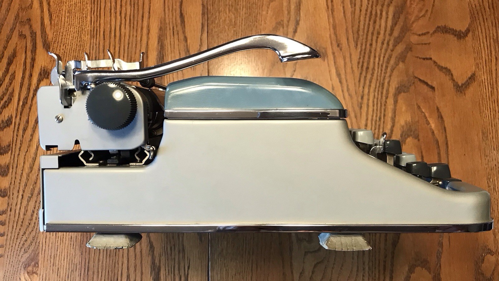 Early 1960’s Remington Rand Torpedo 18b Typewriter…EUC