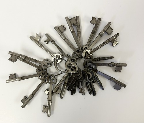 Large Vintage Lot of Antique Brass Keys Skeleton, Flat, Sargent, T & B FDY Co. - Picture 6 of 6