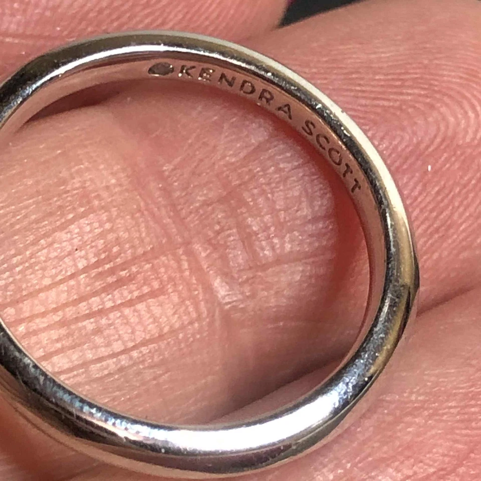 8153 Anillo Kendra Scott minimalista borde en V tono plateado talla 8 Foto 2 de 3