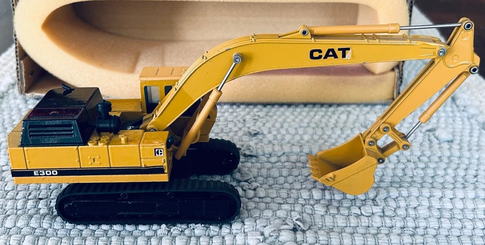 CAT E300 Hydraulic Excavator 1/48 Shinsei Caterpillar Power Shovel 606 Box Japan - Image 4 of 4