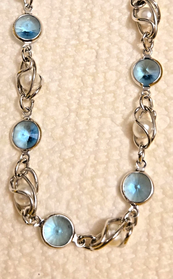 Collar largo Swarovski Swan bisel de cristal azul claro y perlas de imitación enjauladas Foto 2 de 3