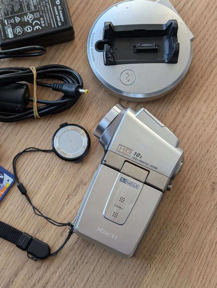 Sanyo Xacti VPC-HD1 Digital Movie Camera Digicam W/ Accessories. Full Working! - Image 2 of 4