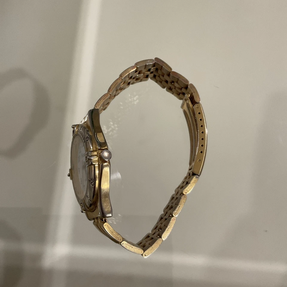 Reloj Futura Cuarzo Tono Dorado Foto 3 de 4