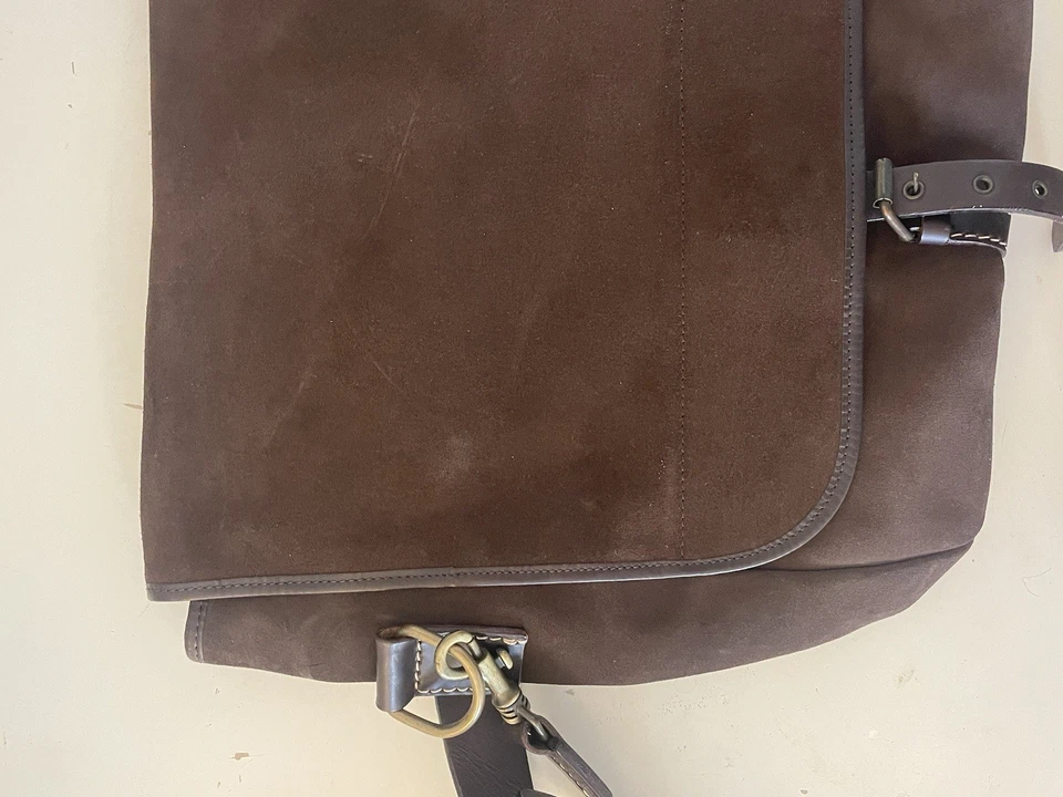 Cartera pequeña John Varvatos de gamuza y cuero Foto 4 de 4