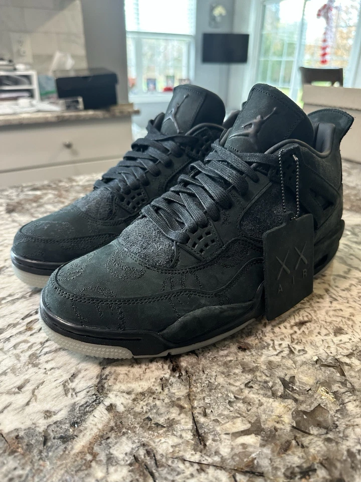Talla 11 - Jordan 4 Retro x KAWS Negro 2017 Foto 3 de 4