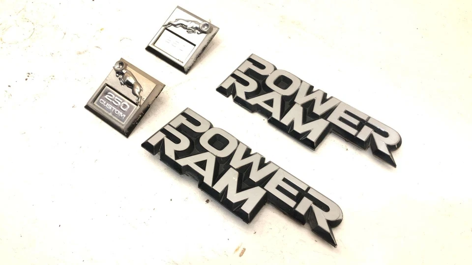 Dodge Ram W250 1986 Lh Rh guardabarros delantero emblema Power Ram 250 personalizado Foto 3 de 4
