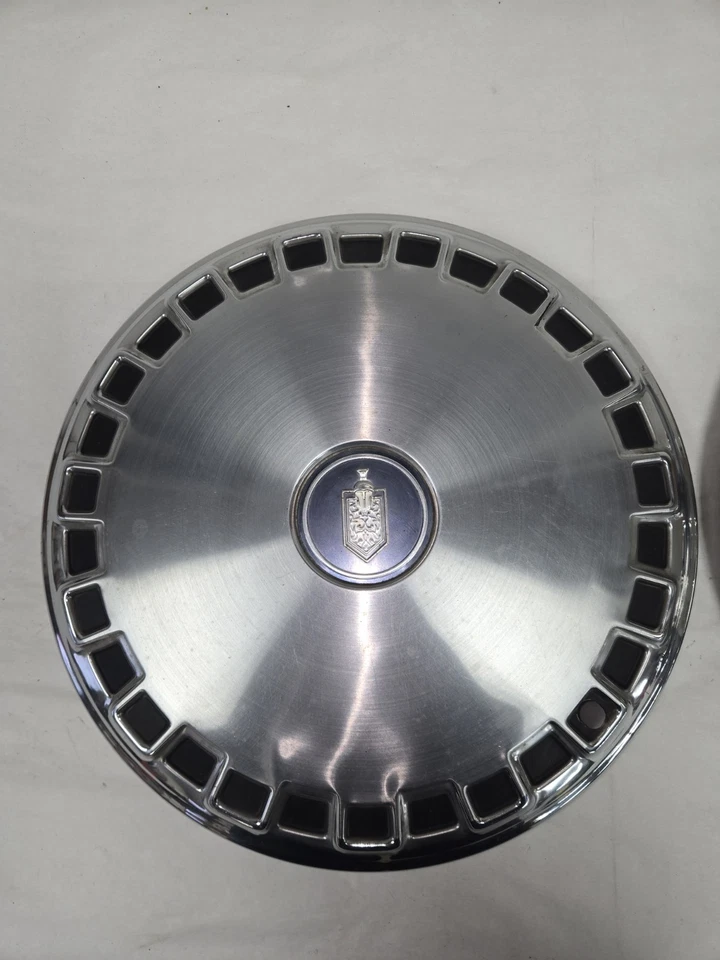Juego de 2 tapacubos de acero inoxidable Chevrolet Monte Carlo 1976-77 15 pulgadas OEM GM Foto 3 de 4