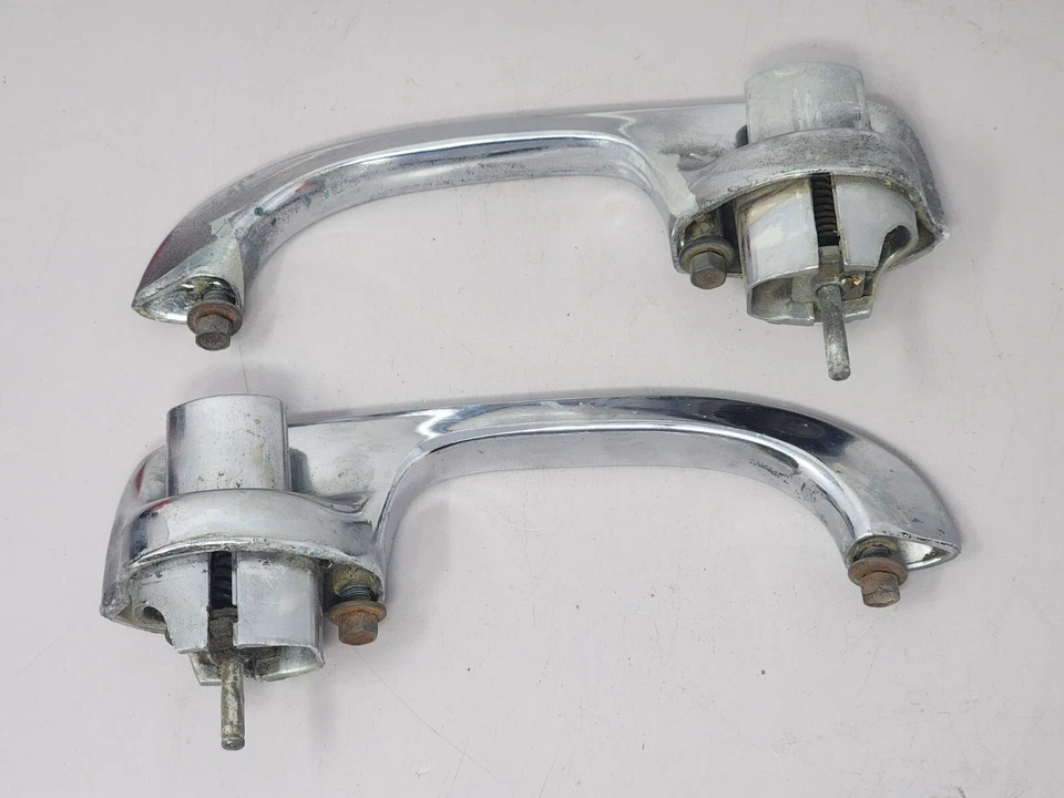 Juego de 2 manijas de puerta automotrices cromadas Oldsmobile 1966 vintage izquierda y derecha Foto 2 de 3