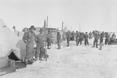 Ernest Shackleton und Frank Wild im Vordergrund 4x6 Foto 