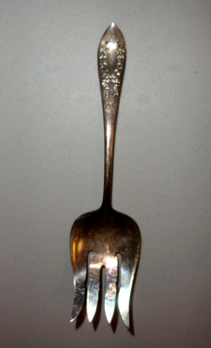 Antique Rockford S. P. Co 5* Fancy Silver plate Serving Fork Garland Design