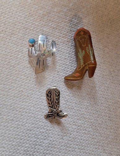 Vintage Western Collectables Lot Bell Trading Post pin & V- Stores bandana