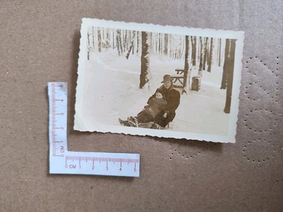   Alte Fotografie Foto 1950er Jahre Schlitten Kind Mutter Schnee