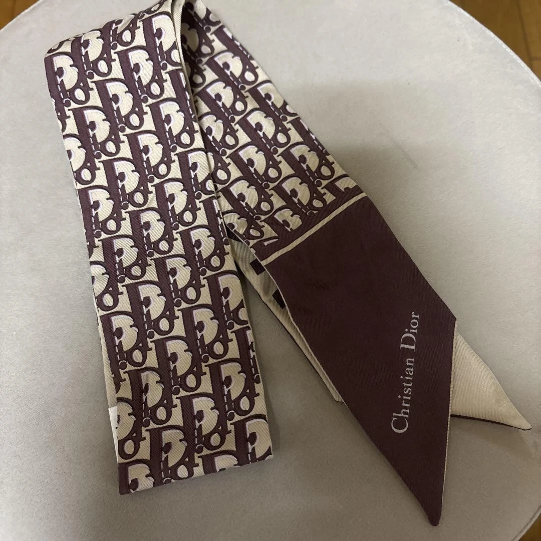 Foulard Christian Dior rouge mitzah légèrement utilisé rides peut être repassé en douceur
