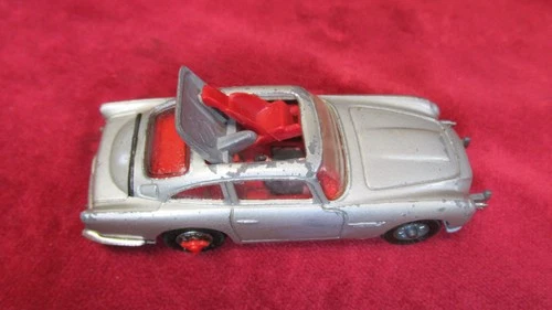 Vintage Corgi Toys - The New James Bond 007 Aston Martin DB5-Gt Britain (1/64)