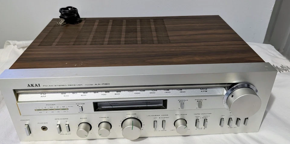 Receptor estéreo AM/FM Akai AA-R30 (1979-80) funciona/totalmente funcional Foto 3 de 4