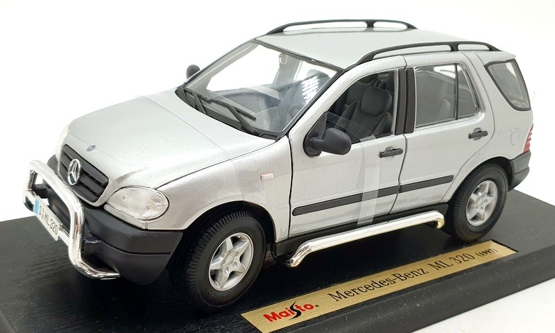 Maisto 1/18 Scale Model Car 31847 - 1997 MERCEDES BENZ Ml