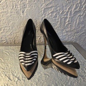 White House Black Market Black Pumps w/ White Accent - Size 6