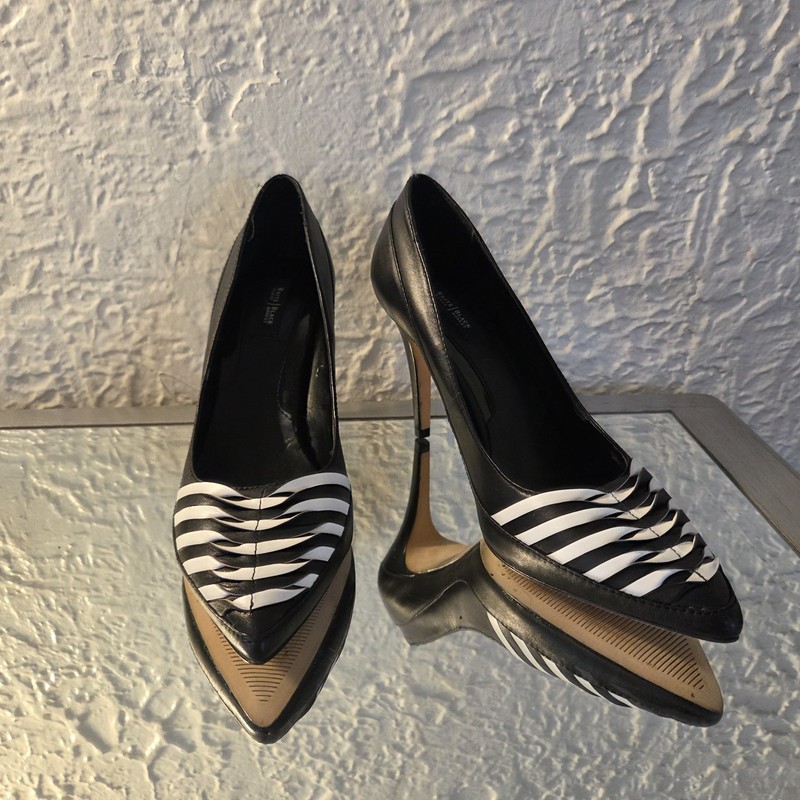 White House Black Market Black Pumps w/ White Accent - Size 6