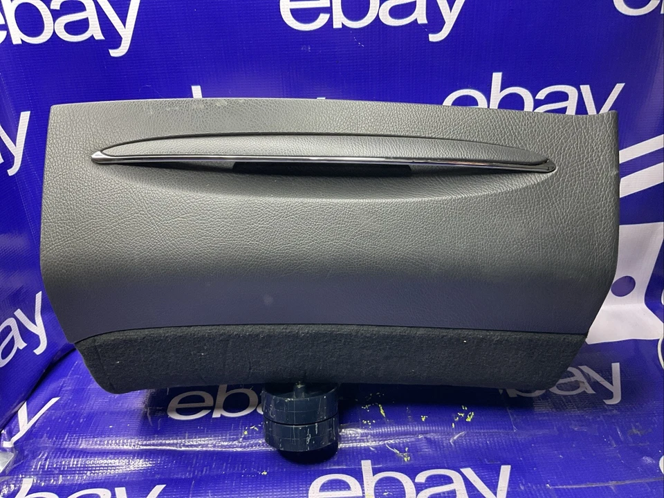 W209 MERCEDES 06-09 CLK CLASS DASHBOARD GLOVE BOX STORAGE COMPARTMENT Black - Image 2 of 4