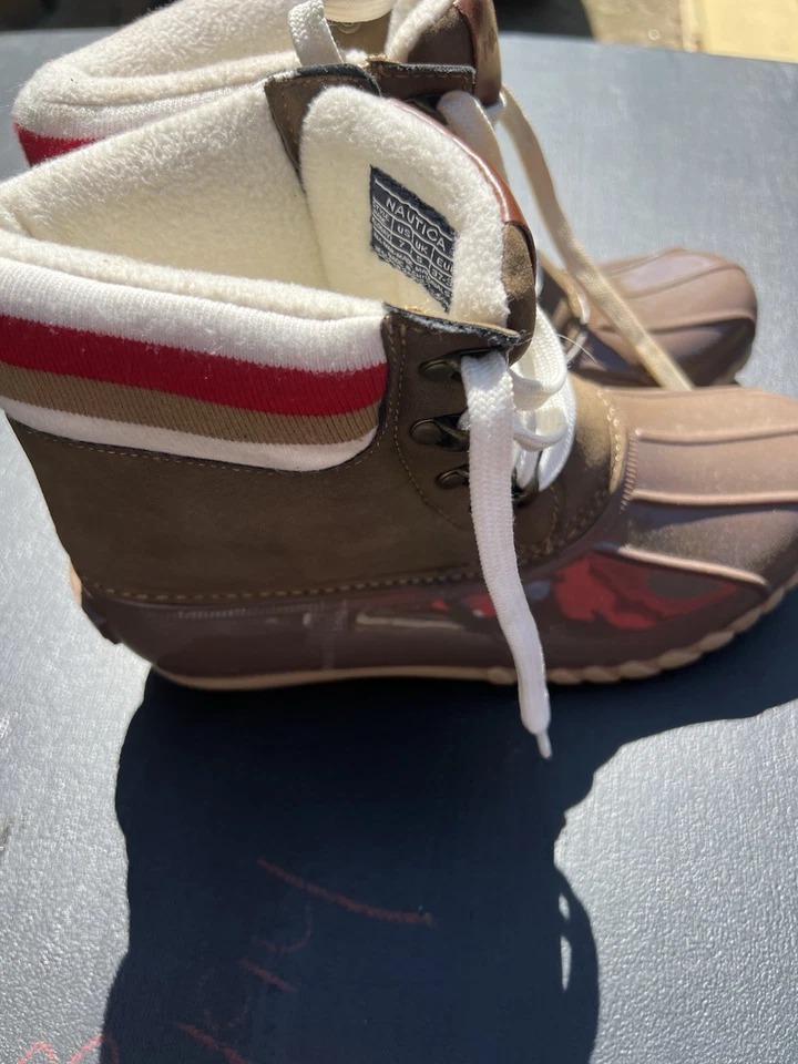Botas femininas Nautica Meloday Duck tamanho 7 - Marrom, vermelho e branco com cadarço - Imagem 2 de 4