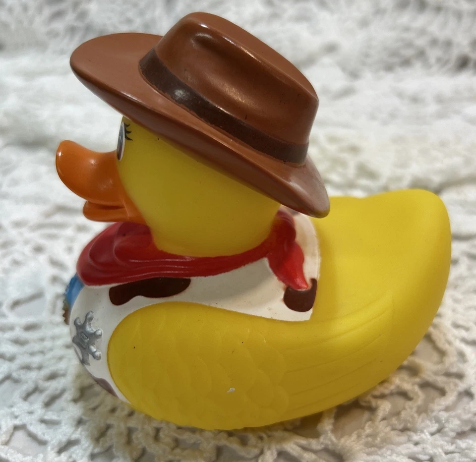 MUNCHKIN HOT Amarillo Vaquero Goma Pato Western 2005 PVC Baño Juguete 3" Crucero Foto 4 de 4
