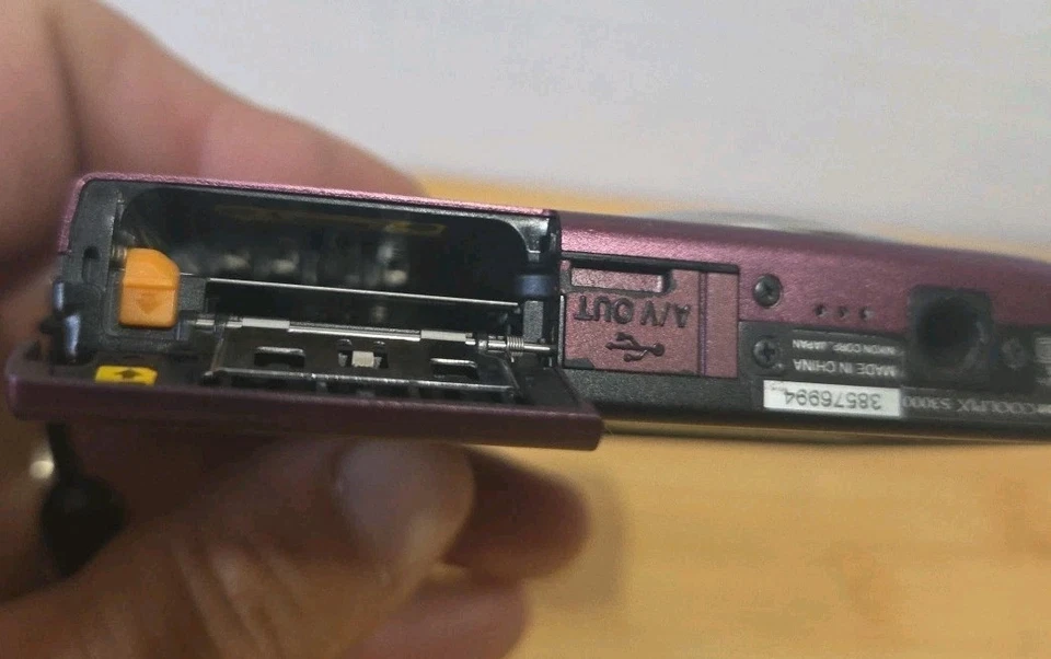 Nikon COOLPIX S3000 12.0 MP Digital Camera 4X Optical Zoom Plum  Parts/Repair - Image 3 of 4