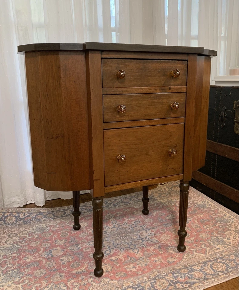 vintage mahogany Martha Washington sewing stand/nightstand/end table/cabinet - Image 4 of 4