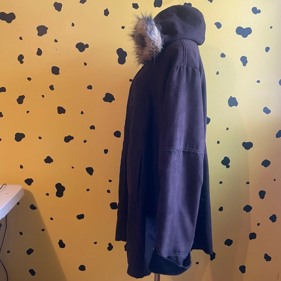 Abrigo con Capucha Selene Sport 2X Marrón Imitación Gamuza Piel Sintética Talla Grande Detalle Ojal Foto 2 de 4