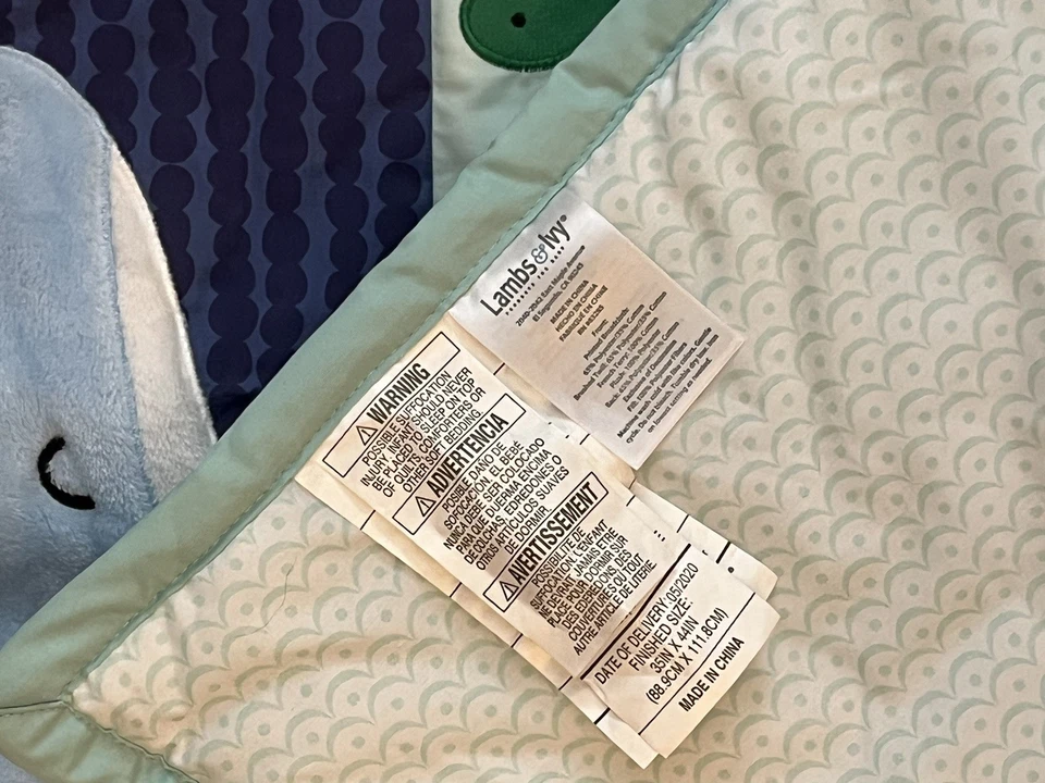 Edredom para berço Lambs & Ivy Oceania colcha baleia/polvo/peixe azul/cinza/branco - Imagem 3 de 4