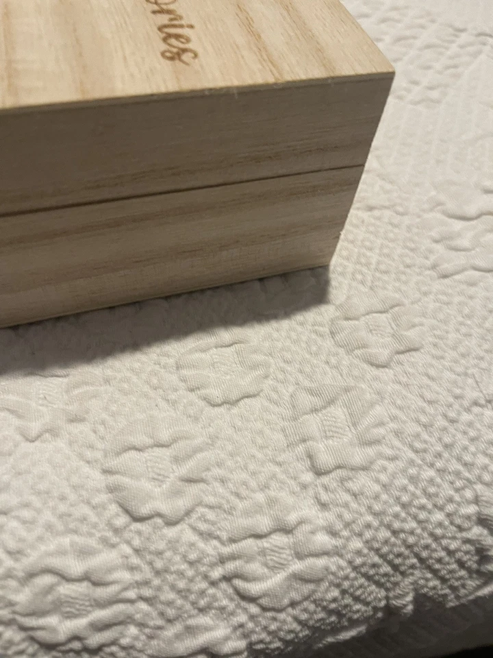 Caixa de madeira Treasures Of Memories cheia de cartões de índice marrons para compartilhar uma memória  - Imagem 4 de 4