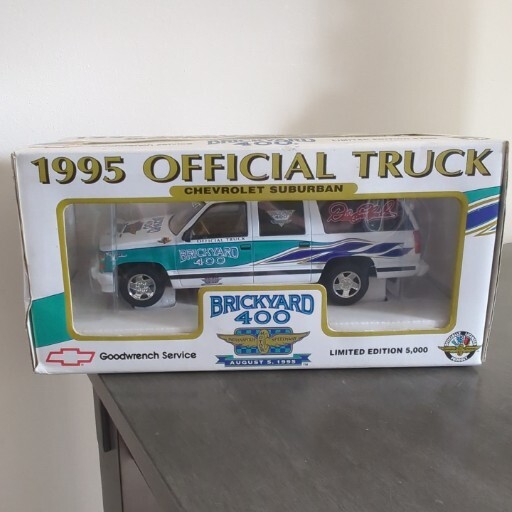 コレクション SUBURBAN 19960214 Diecast model cars Chevrolet Suburban 1/64 Greenlight black