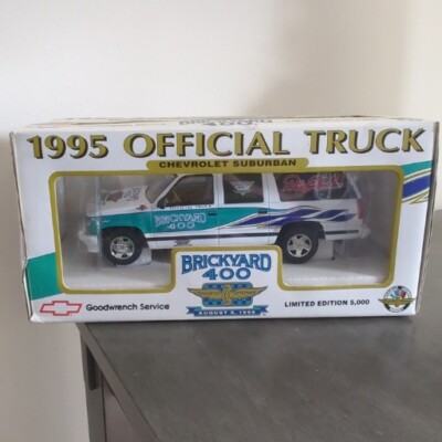 コレクション SUBURBAN 19960214 MK 1/64 Scale Chevrolet Suburban Red Diecast Car Model Toy