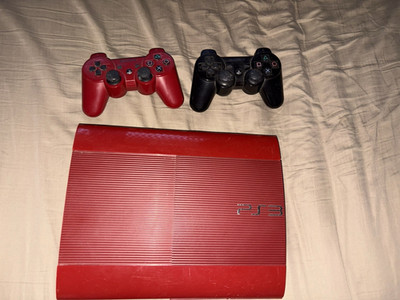 Sony PlayStation 3 Super Slim Konsole Rot 500 GB mit 2 Controllern