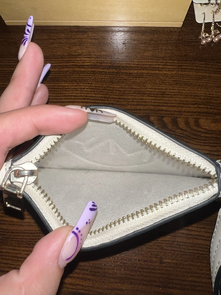 Monedero Marc New York limpio y se adapta a un lote de monedas Foto 3 de 3