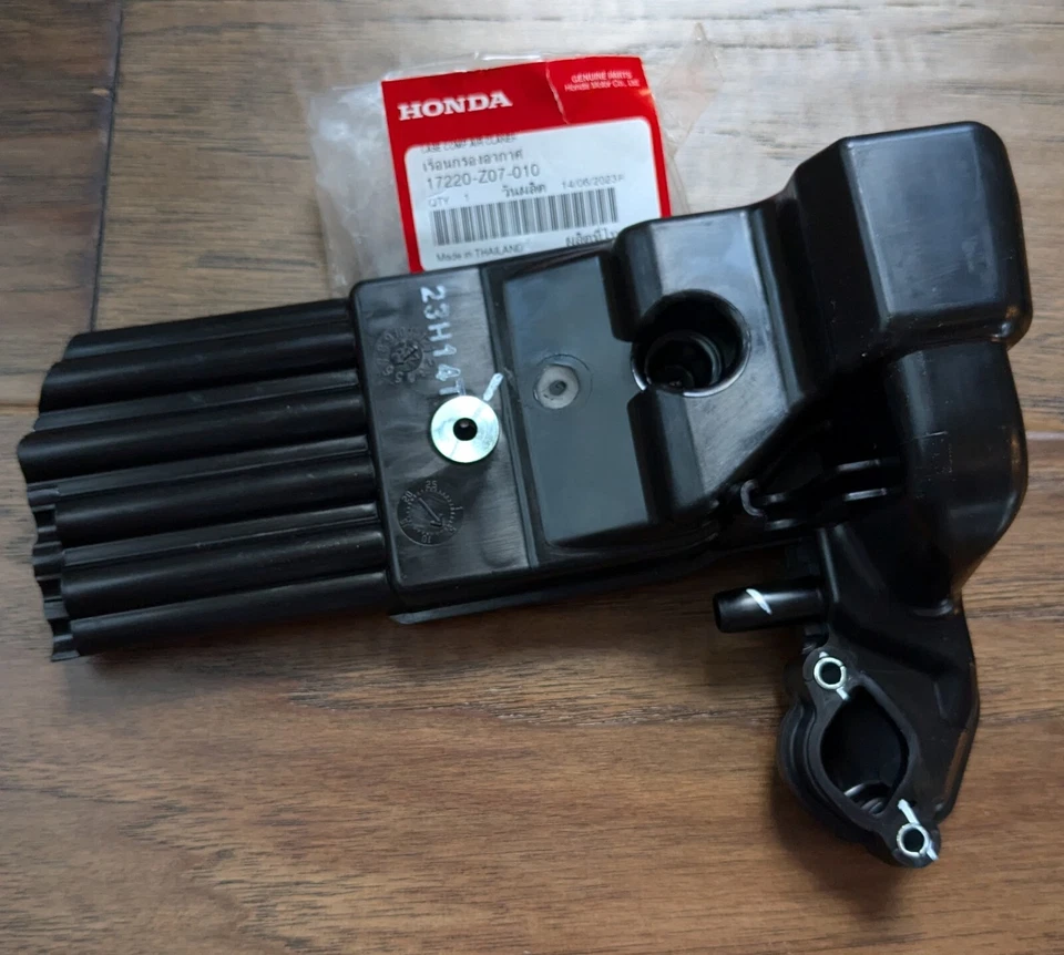 NUEVO Carcasa de filtro de aire genuino HONDA EB2000 EU2000 EU2200 17220-Z07-010 OEM Foto 2 de 4
