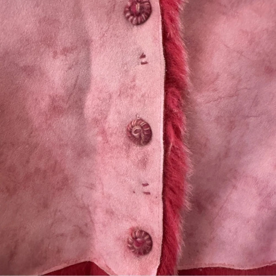 Abrigo Widgeon Imitación Piel Rosa y Rojo Volantes Material Felpa y Cuello Esponjoso (3) Foto 3 de 4