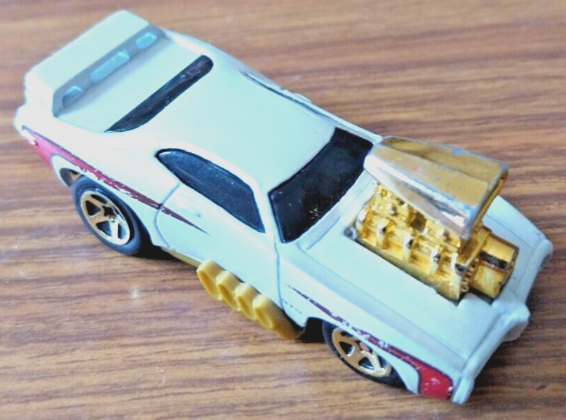 HOT WHEELS 1969 PONTIAC GTO JUDGE WHITE GOLD ENGINE WHITE THAILAND 1:64 76
