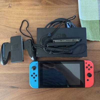 Nintendo Switch (HAC-001) V2 - 32GB - Spielkonsole Neon-Rot/Neon-Blau, Sehr Gut
