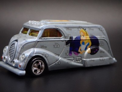 Ford CUSTOM Divco Delivery Van Truck Alice Im Wunderland 1:64 Diecast Modell
