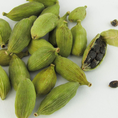 Premium Quality Green Cardamom Pods - Aromatic Cylone Spice for Cooking & Bakin