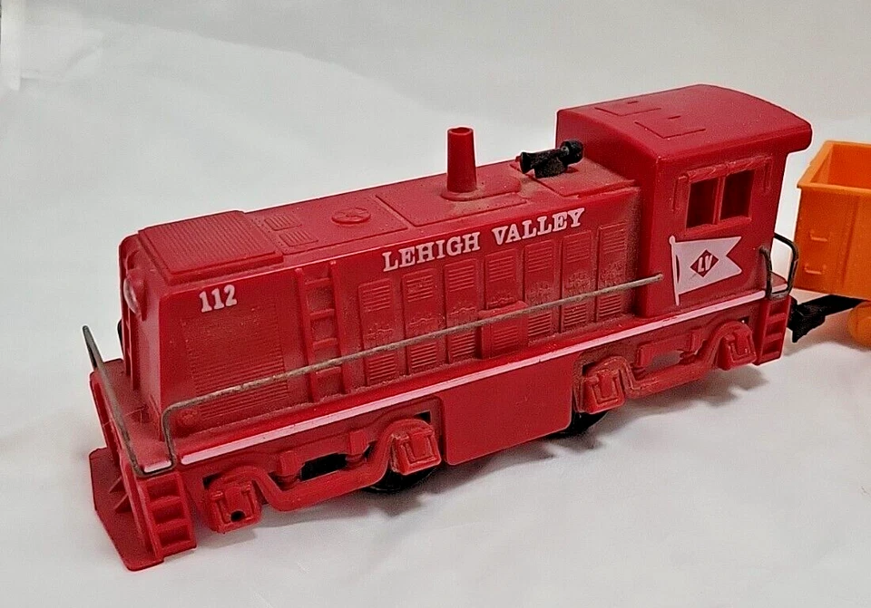 Vintage O Gauge Marx Lehigh Valley Red Diesel Switcher #112 set - Image 2 of 4