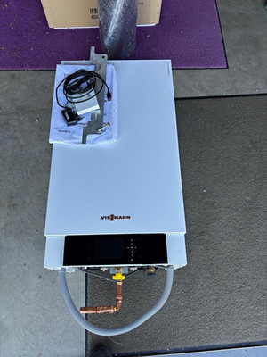 Viessmann wandhängender Boiler/Heizgerät weiß mit Abgasrohr & Anschlussleitungen